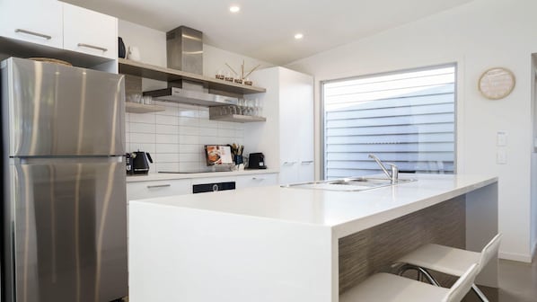 Refrigerador, microondas, horno, placa de cocina