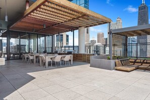 Outdoor dining - 2BR Retreat in Downtown + City Skyline Views (Chicago)