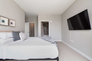 2 bedrooms, iron/ironing board, travel crib, WiFi - 2BR Retreat in Downtown + City Skyline Views (Chicago)