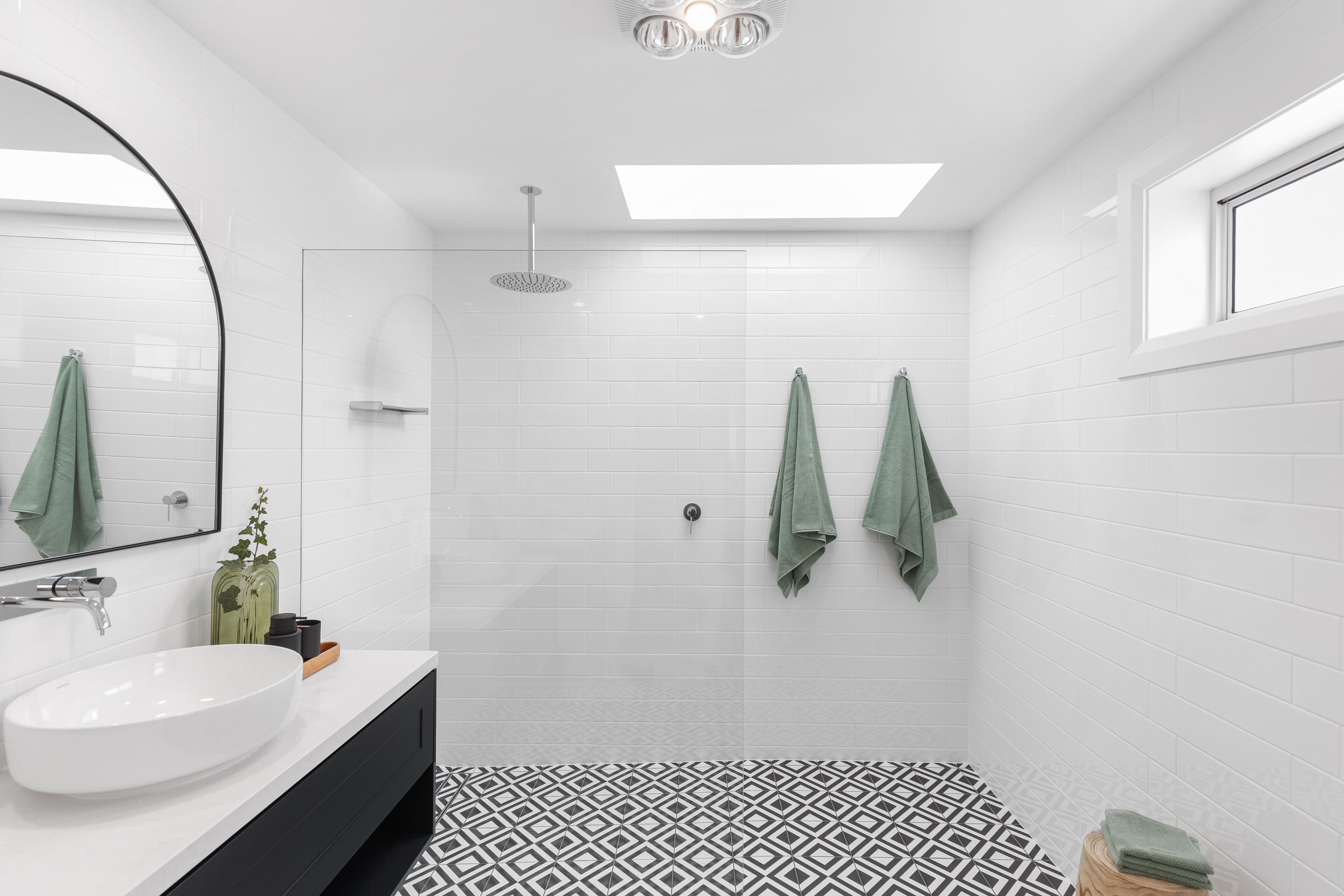 Douche, serviettes fournies, savon, papier toilette