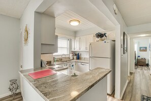 Réfrigérateur, micro-ondes, plaque de cuisson, lave-vaisselle