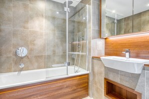 Secador de cabelo, toalhas de banho