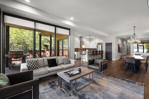 Een smart-tv en een open haard