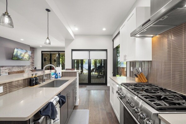 ثلاجة، ميكروويف، فرن، موقد طهي مسطح