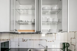 Frigorifero, microonde, forno, piano cottura