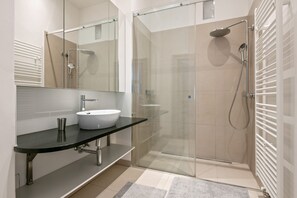 Hair dryer, towels - Newly renovated Alsergrund 4BR w/ Fireplace & Storage, by Blueground (Vienna)