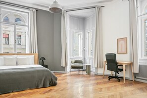 4 habitaciones, tabla de planchar con plancha, wifi y ropa de cama 