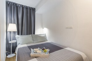 1 habitación, tabla de planchar con plancha, wifi y ropa de cama