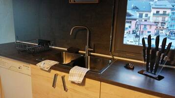 Frigorifero, microonde, forno, piano cottura