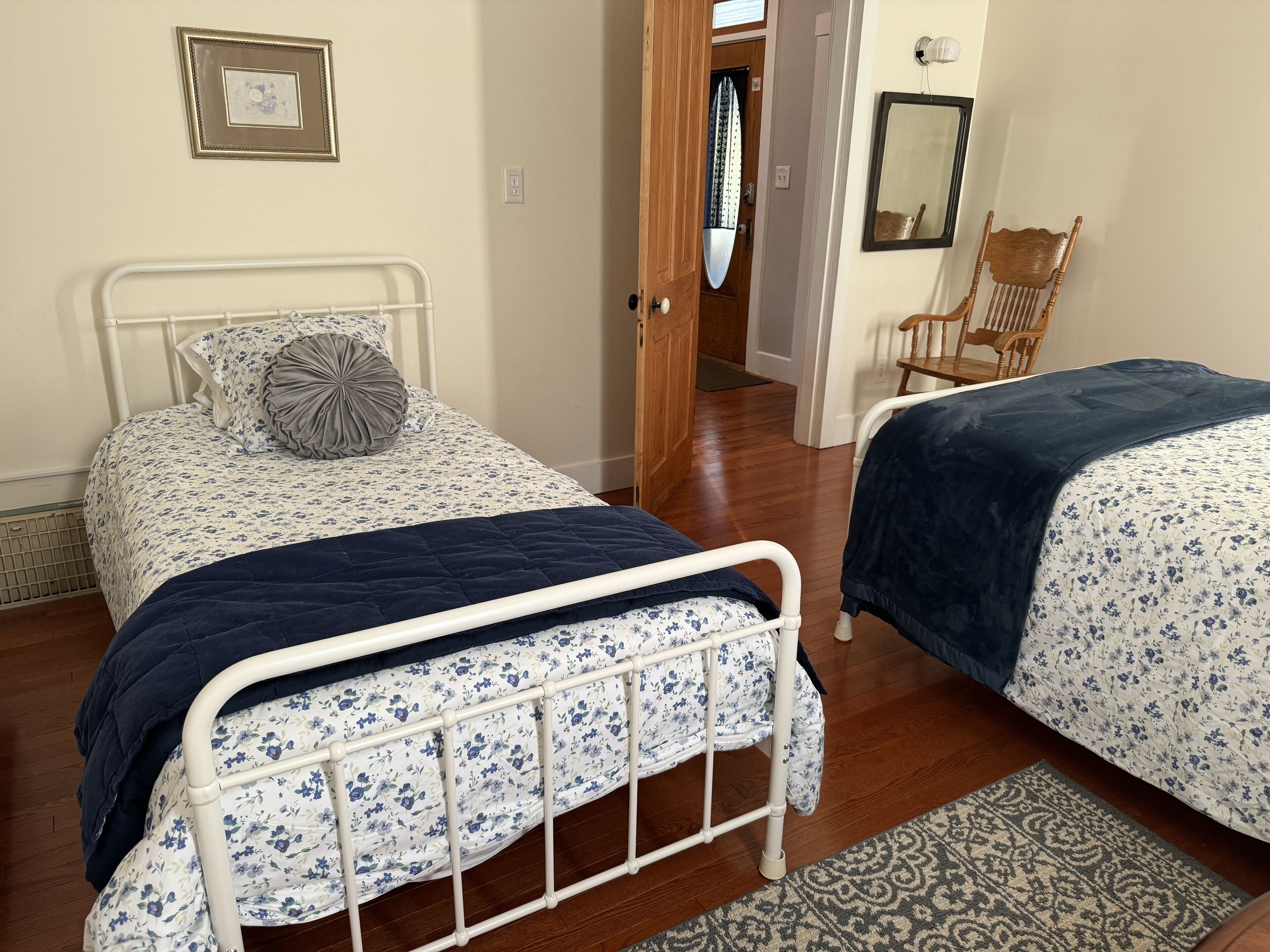 4 guests total Please!  2 parents with additional little ones, contact me.