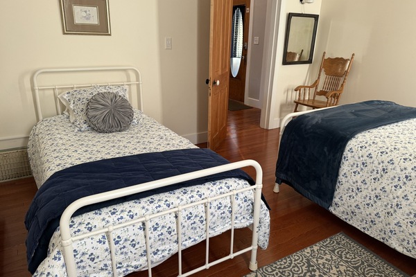 4 guests total Please! 2 parents with additional little ones, contact me.