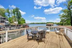Outdoor dining - Hokie Hideaway- Pet-friendly home with a natural beach and fire-pit to enjoy with the family. (Huddleston)