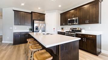 House, 3 Bedrooms | Private kitchen | Fridge, oven, coffee/tea maker, toaster