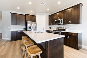 Casa, 3 habitaciones | Cocina privada | Refrigerador, horno, cafetera y tetera y tostadora 