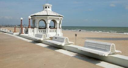 #1 SunnyBungalowByTheBay 1BDR 5 min2Beach & Downtn