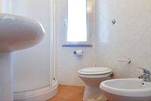 Een douche, een haardroger, een bidet, handdoeken