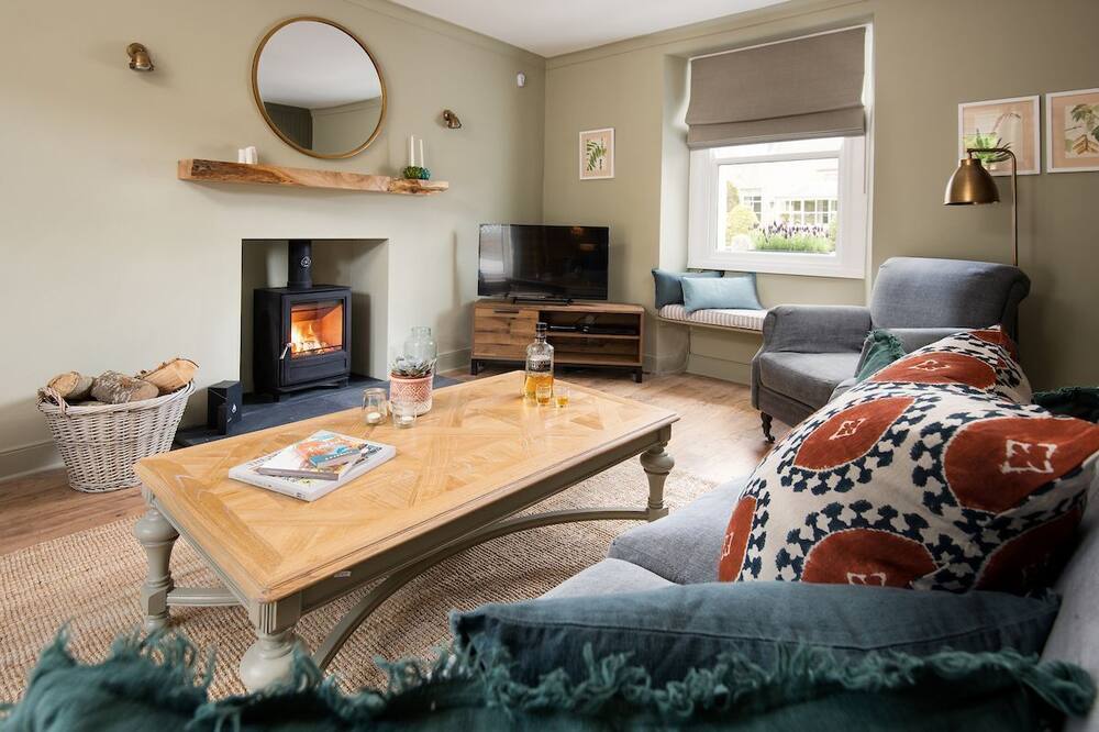 CAMPSIE COTTAGE - sleeps 4 guests in 2 bedrooms