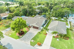 Un quartier résidentiel avec des maisons, des pelouses et des arbres.