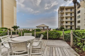 Outdoor dining - Castle Reef 511 Beachfront & Sunsets! (New Smyrna Beach)