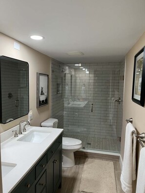 Dusche, Haartrockner, Handtücher