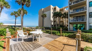 Outdoor dining - Castle Reef 205 beautiful, bright ocean views! (New Smyrna Beach)