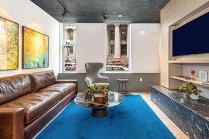 TV, stereo - Amazing Downtown 1BR w/ Gym & W/D, near Faneuil Hall, by Blueground (Boston)