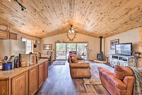 4-Season Mountain Escape with Breathtaking View!