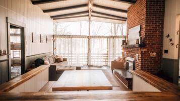 TV connectée, cheminée, chaîne hi-fi