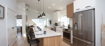 2 bedroom modern lakeview home near wine trail