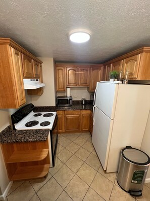 Køleskab, mikrobølgeovn, ovn, kogeplade