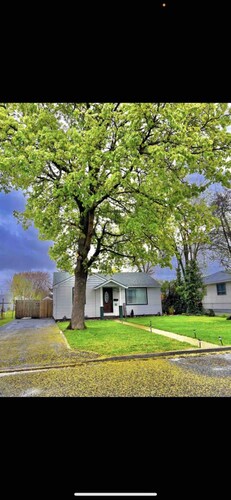 The Crown 👑 Cottage With a HOT TUB and A Fully Fenced Backyard
