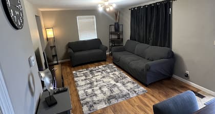 The Crown 👑 Cottage With a HOT TUB and A Fully Fenced Backyard