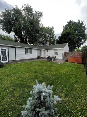 Exterior - The Crown 👑 Cottage With a HOT TUB and A Fully Fenced Backyard (Spokane)