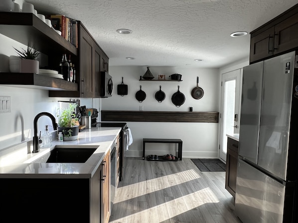 Kylskåp, mikrovågsugn, ugn och spishäll