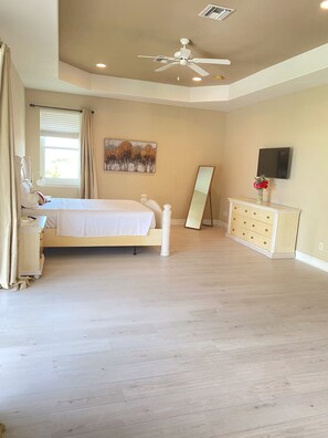 5 bedrooms, desk, travel cot, free WiFi