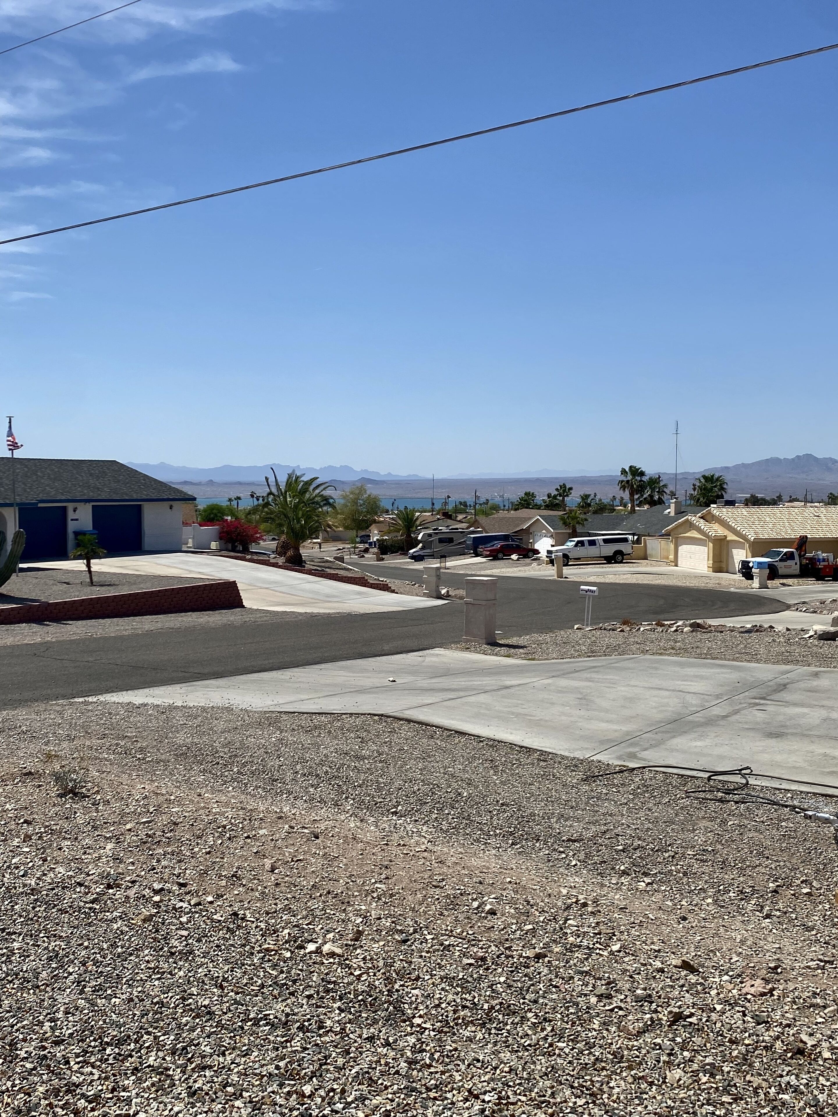Zona residencial con casas, un estacionamiento y cielo despejado.