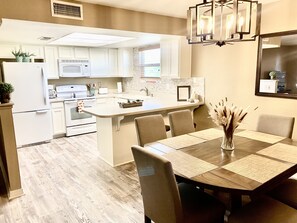 Frigorifero, microonde, forno, piano cottura