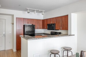 Kjøleskap, mikrobølgeovn, ovn og oppvaskmaskin