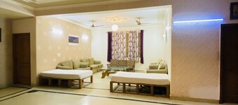 GoBravo 3Bhk for Parties Near Airport & Cyber City Gurgaon - Pet Friendly