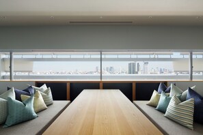 Habitación cuádruple de lujo, varias camas, no fumadores, vistas a la ciudad (IDOBATA) | Edredones de plumas, escritorio, tabla de planchar con plancha