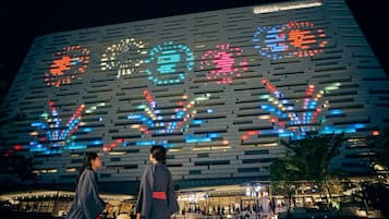 Un edifici modern amb una façana única i patrons il·luminats.