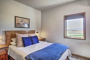 1 bedroom, iron/ironing board, Internet, bed sheets - Cozy Elgin Casita w/ Gas Grill: Pets Welcome! (Elgin)