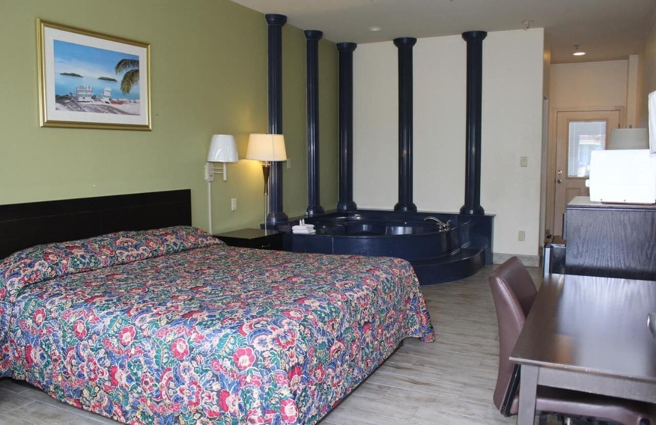 Studio suite, 1 kingsize bed, bubbelbad | Een bureau, wifi, beddengoed