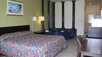 Studio suite, 1 kingsize bed, bubbelbad | Een bureau, wifi, beddengoed