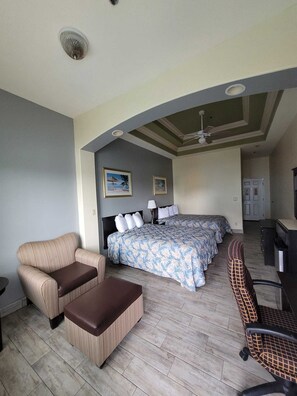 Standardzimmer, 2 Queen-Betten | Schreibtisch, WLAN, Bettwäsche