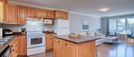 Køleskab, mikrobølgeovn, ovn, kogeplade