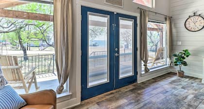 Charming Burnet Cottage w/ Lake View + Porch!