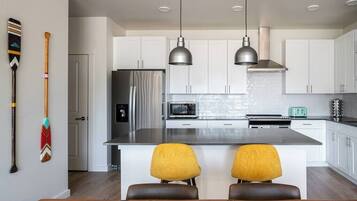 Refrigerador, microondas, horno y parrilla de estufa