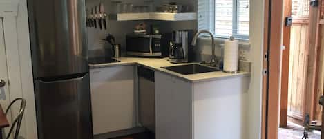 Réfrigérateur, micro-ondes, four, plaque de cuisson