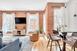 Smart TV - The Holly Herald Downtown Battle Alley (Holly)